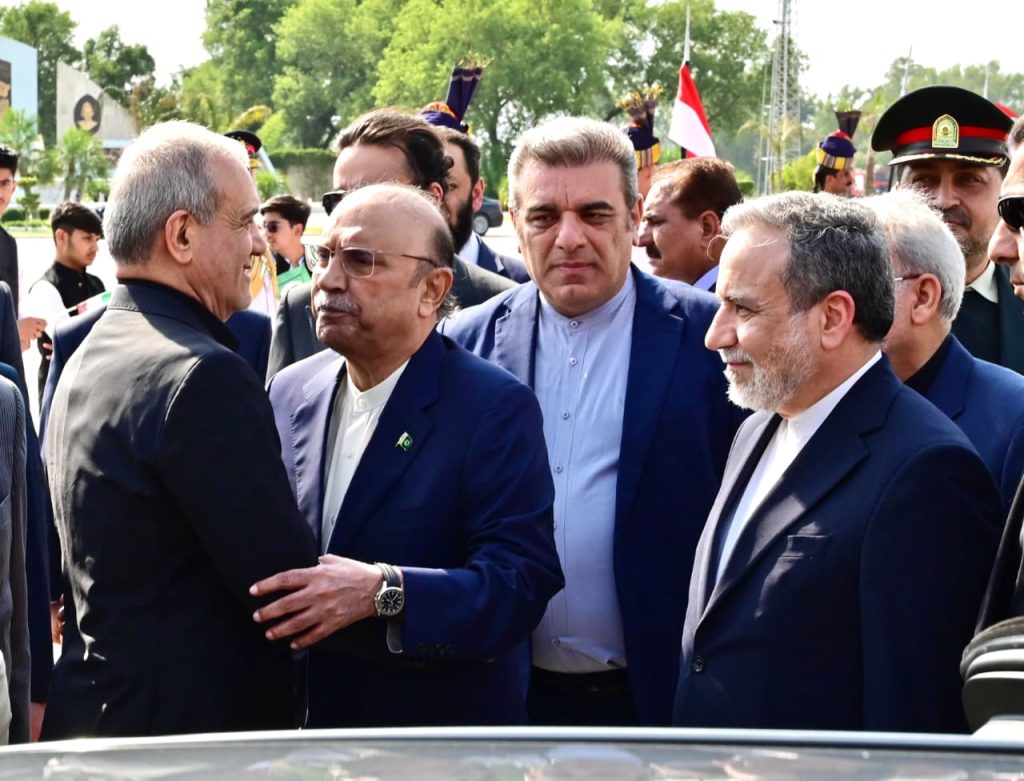 Iran, Pakistan Presidents Meet to Boost Ties, Regional Peace